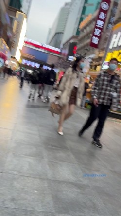 【精品CD】某房66RMB作品 极品无内学生妹！捂着裙子遮不住B外露 截图2
