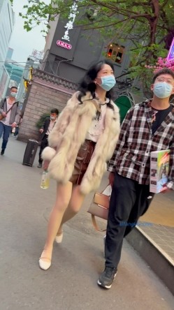 【精品CD】某房66RMB作品 极品无内学生妹！捂着裙子遮不住B外露 截图14