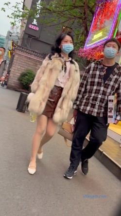 【精品CD】某房66RMB作品 极品无内学生妹！捂着裙子遮不住B外露 截图15