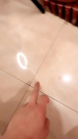 颜值不错的人妻母狗少妇全程露脸给大哥跪舔大鸡巴，穿着性感的黑丝情趣漏奶装，性感骚逼无套爆草高潮不断 截图11