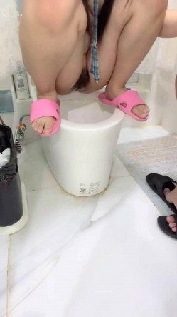 【19岁的小影】喝醉酒被强上，灌肠爆菊花屎都给干喷出来 真实喝醉酒撒酒疯趴马桶上吐像死狗一样迷迷煳煳的给干 截图11