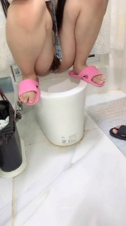 【19岁的小影】喝醉酒被强上，灌肠爆菊花屎都给干喷出来 真实喝醉酒撒酒疯趴马桶上吐像死狗一样迷迷煳煳的给干 截图12