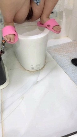 【19岁的小影】喝醉酒被强上，灌肠爆菊花屎都给干喷出来 真实喝醉酒撒酒疯趴马桶上吐像死狗一样迷迷煳煳的给干 截图13