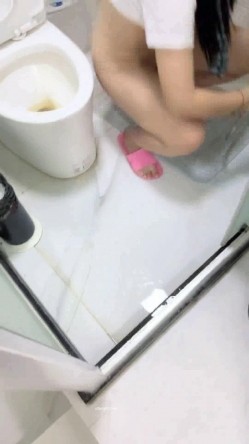 【19岁的小影】喝醉酒被强上，灌肠爆菊花屎都给干喷出来 真实喝醉酒撒酒疯趴马桶上吐像死狗一样迷迷煳煳的给干 截图14
