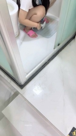【19岁的小影】喝醉酒被强上，灌肠爆菊花屎都给干喷出来 真实喝醉酒撒酒疯趴马桶上吐像死狗一样迷迷煳煳的给干 截图15