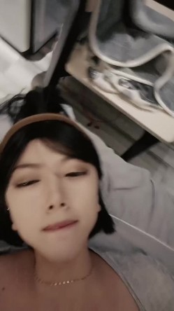 冷艳极品美女和炮友居家激情啪啪，镜头对着肥穴特写进出抽插，大屁股上位骑乘套弄，插着JB手指揉捏菊花 截图1