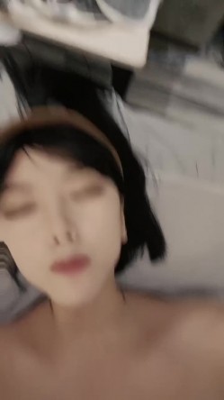 冷艳极品美女和炮友居家激情啪啪，镜头对着肥穴特写进出抽插，大屁股上位骑乘套弄，插着JB手指揉捏菊花 截图10