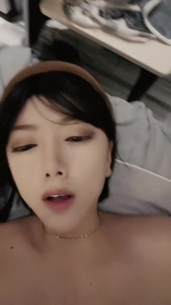 冷艳极品美女和炮友居家激情啪啪，镜头对着肥穴特写进出抽插，大屁股上位骑乘套弄，插着JB手指揉捏菊花 截图11