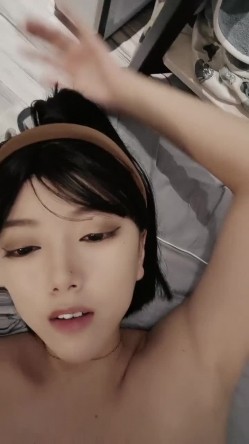 冷艳极品美女和炮友居家激情啪啪，镜头对着肥穴特写进出抽插，大屁股上位骑乘套弄，插着JB手指揉捏菊花 截图13