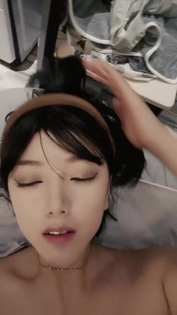 冷艳极品美女和炮友居家激情啪啪，镜头对着肥穴特写进出抽插，大屁股上位骑乘套弄，插着JB手指揉捏菊花 截图15
