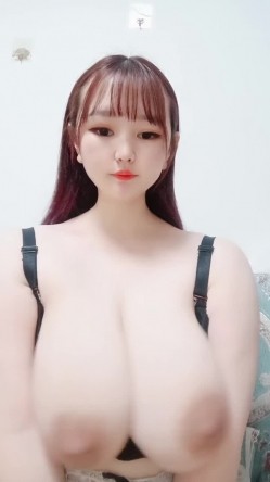脑袋那么大的奶子！肉嘟嘟可爱妹子！掏出两个大奶晃动，使劲揉捏超柔软，跳蛋震动多毛骚穴 截图4
