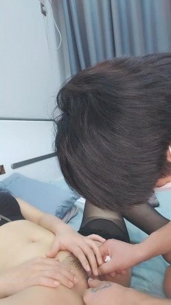 爱舔逼的男友给她舔哥够，疯狂舔逼好男淫抱着小少妇吃奶子，足交大鸡巴无套爆草抽插，直接内射骚穴看中出 截图2