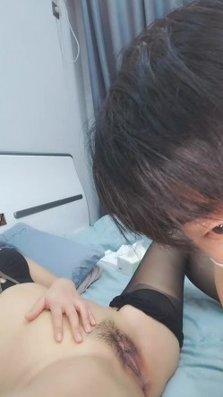 爱舔逼的男友给她舔哥够，疯狂舔逼好男淫抱着小少妇吃奶子，足交大鸡巴无套爆草抽插，直接内射骚穴看中出 截图3