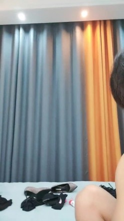 爱舔逼的男友给她舔哥够，疯狂舔逼好男淫抱着小少妇吃奶子，足交大鸡巴无套爆草抽插，直接内射骚穴看中出 截图12