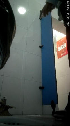 拍多位年轻小姐姐大小便，美女诱惑蜜桃臀，旗袍老阿姨无毛一线天简直太顶了 截图2