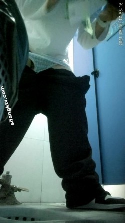 拍多位年轻小姐姐大小便，美女诱惑蜜桃臀，旗袍老阿姨无毛一线天简直太顶了 截图14