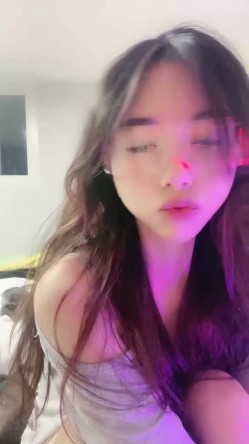 超高颜值美少女！168CM苗条身材！难得小露一波，脱掉内裤多毛骚穴，掰开特写，逼逼会唿吸 截图1