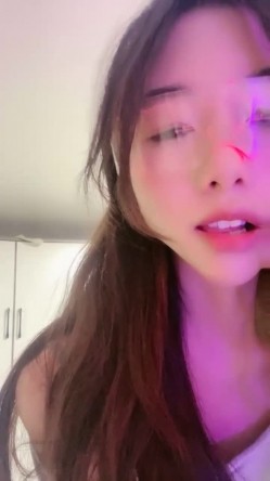 超高颜值美少女！168CM苗条身材！难得小露一波，脱掉内裤多毛骚穴，掰开特写，逼逼会唿吸 截图3
