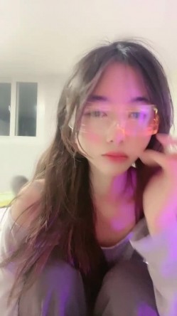 超高颜值美少女！168CM苗条身材！难得小露一波，脱掉内裤多毛骚穴，掰开特写，逼逼会唿吸 截图5