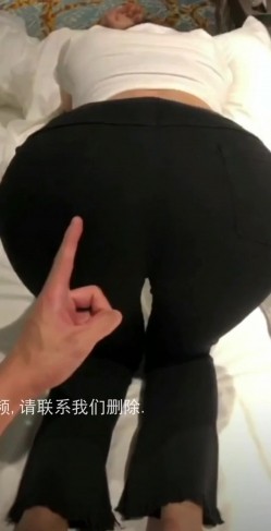出差时竟然跟喝得醉醺美女同事住同一间房！每次翻身的时候衣服都乱糟糟的，以半裸姿态向我挑衅。这个怎么办？ 截图9