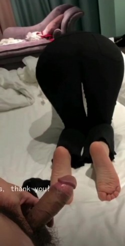 出差时竟然跟喝得醉醺美女同事住同一间房！每次翻身的时候衣服都乱糟糟的，以半裸姿态向我挑衅。这个怎么办？ 截图12