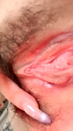 极品人妻黑丝吊带露脸镜头前的无限诱惑，揉奶玩逼掰开给狼友看特写，淫声荡语撩骚尿尿给你看 截图13