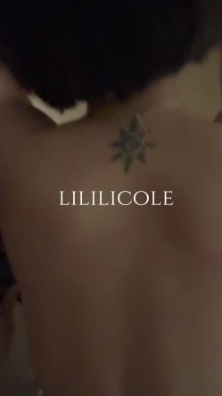 专泡良家大神『LILILICOLE』翘臀骚货一边穿着高跟黑丝一边女上摇摆，只需躺着据能享受全自动炮架服务 截图5