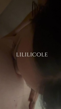 专泡良家大神『LILILICOLE』翘臀骚货一边穿着高跟黑丝一边女上摇摆，只需躺着据能享受全自动炮架服务 截图11