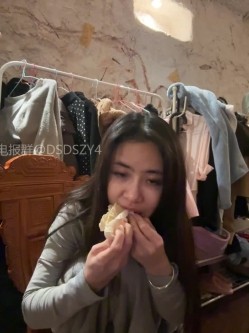 ️逆天户外主播【qingqing-ss】高颜值长腿丝袜、公园、商场餐厅大胆当着路人面裸露自慰 截图7