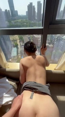 喜欢落地窗的风骚女秘书 截图3