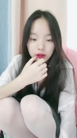 学生妹下海！小穴超粉~【软糖】暑假兼职~道具自慰~过瘾，看起来还像是处女 截图1