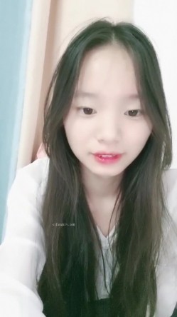 学生妹下海！小穴超粉~【软糖】暑假兼职~道具自慰~过瘾，看起来还像是处女 截图2