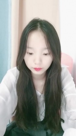 学生妹下海！小穴超粉~【软糖】暑假兼职~道具自慰~过瘾，看起来还像是处女 截图3