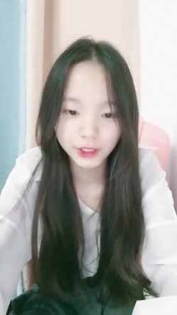 学生妹下海！小穴超粉~【软糖】暑假兼职~道具自慰~过瘾，看起来还像是处女 截图4