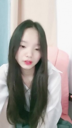 学生妹下海！小穴超粉~【软糖】暑假兼职~道具自慰~过瘾，看起来还像是处女 截图5