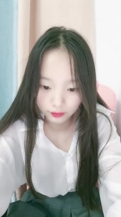 学生妹下海！小穴超粉~【软糖】暑假兼职~道具自慰~过瘾，看起来还像是处女 截图6