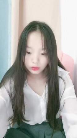 学生妹下海！小穴超粉~【软糖】暑假兼职~道具自慰~过瘾，看起来还像是处女 截图7