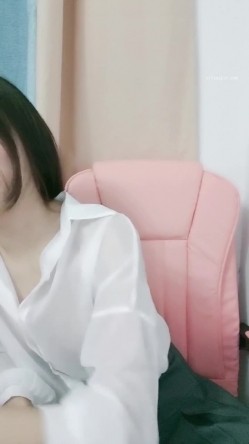 学生妹下海！小穴超粉~【软糖】暑假兼职~道具自慰~过瘾，看起来还像是处女 截图8