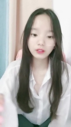 学生妹下海！小穴超粉~【软糖】暑假兼职~道具自慰~过瘾，看起来还像是处女 截图9