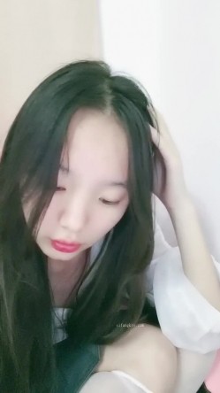 学生妹下海！小穴超粉~【软糖】暑假兼职~道具自慰~过瘾，看起来还像是处女 截图10