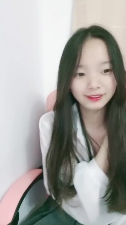 学生妹下海！小穴超粉~【软糖】暑假兼职~道具自慰~过瘾，看起来还像是处女 截图12