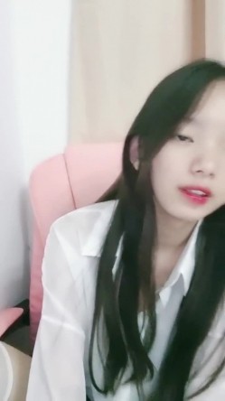 学生妹下海！小穴超粉~【软糖】暑假兼职~道具自慰~过瘾，看起来还像是处女 截图14