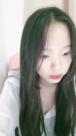 学生妹下海！小穴超粉~【软糖】暑假兼职~道具自慰~过瘾，看起来还像是处女 截图15