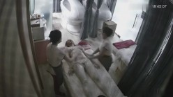黑客破解美容院监控摄像头偷拍 ️几个做全身推油的妹子，美乳靓妹旁边床上还趴着个男的亏大了 截图11