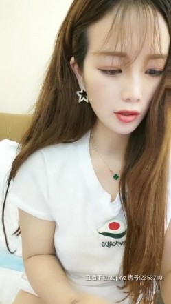 就喜欢这样的少妇，露脸颜值身材没得说，关键是够骚AV棒玩弄骚逼直接塞进去，逼都撑大了淫乱的表情 截图11
