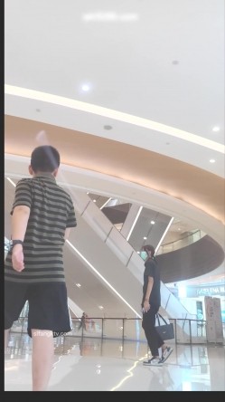 大骚包 超短紧身包臀裙还不穿内裤 截图1