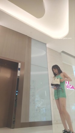 大骚包 超短紧身包臀裙还不穿内裤 截图6