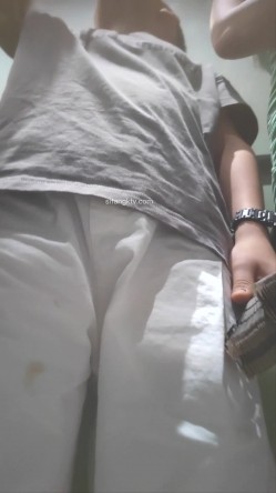 大骚包 超短紧身包臀裙还不穿内裤 截图12