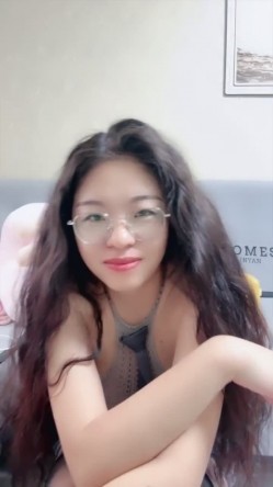 超反差眼镜少妇【95全能阿姨】体制内夫妻下海赚外快，疯狂舔脚性爱，真实爽死 截图1
