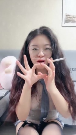 超反差眼镜少妇【95全能阿姨】体制内夫妻下海赚外快，疯狂舔脚性爱，真实爽死 截图2
